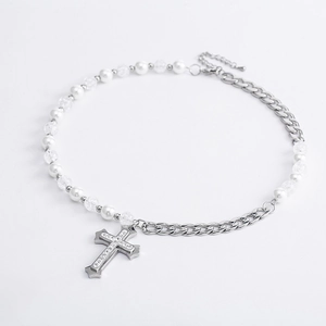 Collier style punk avec perles et chaîne argentée orné d'un pendentif croix en diamant