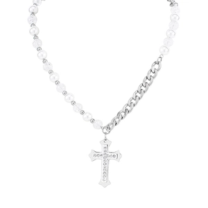 Collier chaîne NK punk avec perles et pendentif croix en strass sur fond blanc