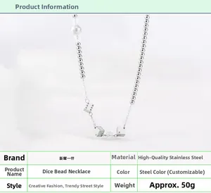 Détail du collier punk en acier inoxydable avec pendentifs dés et perles réfléchissantes