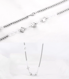 Détails macro du collier punk avec perles réfléchissantes et pendentifs en dés métalliques