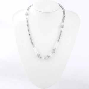 Collier en perles argentées avec pendentifs de dés réfléchissants et perles texturées glacées