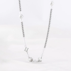 Collier punk en acier titane avec perles réfléchissantes et pendentifs dés métalliques
