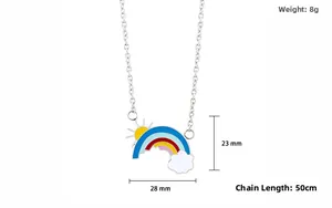 Detailansicht des Regenbogen-Sonnen-Anhängers an Silberkette mit Größenangaben