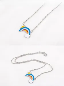 Detailansicht des Regenbogen-Sonne-Wolke-Emails-Anhängers an einer silbernen Edelstahlkette