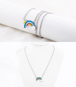 Detailaufnahme der farbenfrohen Emaille-Regenbogen-Sonne-Wolke-Halskette mit Gliederkette