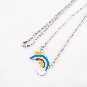 Lebhafter Regenbogen-Sonne-Wolke-Emaille-Anhänger an silberner Edelstahlkette