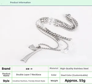 Détail du collier punk à double couche avec chiffre 7 porte-bonheur et chaîne perlée