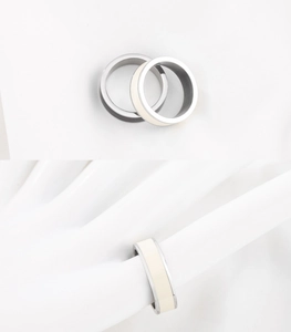 Detail von Emaille-Ringen aus Edelstahl mit gestapeltem Layout und Handmodell-Tragestil
