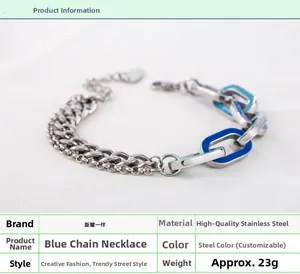 Vue détaillée du bracelet punk en acier inoxydable avec émail bleu et maillons métalliques