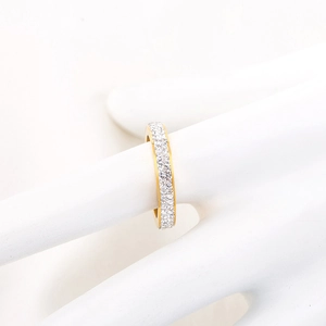 Bague d'éternité moderne dorée à double rangée avec cristaux étincelants sur un modèle