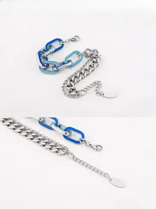 Détail du bracelet chaîne cubaine en émail bleu avec fermoir mousqueton et extension