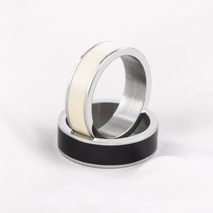 Minimalistische Emaille-Ringe aus Titanstahl für Paare in Schwarz und Weiß Set
