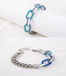 Détails d'un bracelet punk en acier inoxydable avec maillon ovale en émail bleu chic