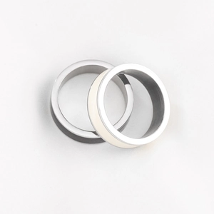 Retro Edelstahl Emaille Ringe in Schwarz und Cremeweiß für Paare mit gebürstetem Finish