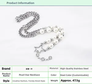 Macro detail van punk parel ster ketting met roestvrijstalen Cubaanse schakelketting