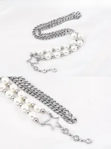 Detail van punk zilveren cubaanse ketting met witte parels en ster hanger ketting