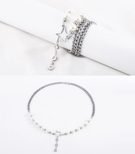 Detail van titanium stalen ketting met parelsegmenten en een holle ster-diamant hanger