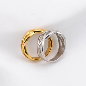 Minimalistische gedrehte Seilringe aus Titanstahl in Gold und Silber für Paare
