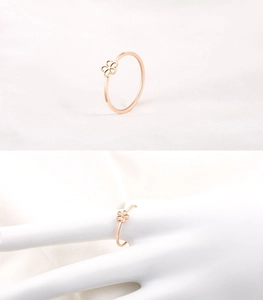 Détail macro de la bague fleur de pêcher délicate en or rose avec motif ajouré floral