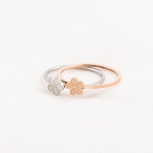Bague Fleur en Acier Inoxydable Minimaliste pour Femme Plaquée Or Rose Fleur de Pêcher à Cinq Pétales Bague Élégante Bijoux Quotidiens