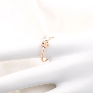 Bague ouverte fleur de pêcher minimaliste en or rose pour femme sur mannequin