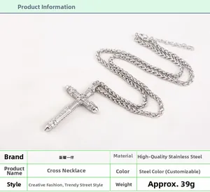Gros plan du pendentif croix tête de mort en acier inoxydable avec chaîne épaisse