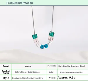 Détail du collier cube en cristal coloré avec chaîne serpent en acier inoxydable