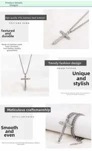 Gros plan détaillé du pendentif croix en acier 316L avec une finition punk texturée