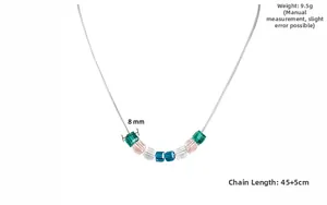 Détail du collier à cubes de cristal colorés avec dimensions de chaîne de 45+5cm