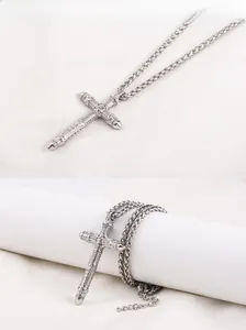 Détail du collier croix gothique en acier inoxydable avec gravures complexes et chaîne épi