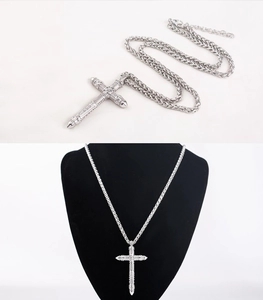 Pendentif croix gothique en acier inoxydable avec chaîne torsadée sur un buste bijoux