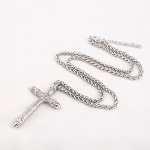 Pendentif croix gothique en acier inoxydable pour homme avec chaîne blé fini argent