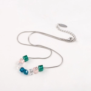 Collier chaîne serpent argentée avec sept cubes de cristal colorés pour femme