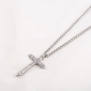 Collier croix tête de mort en acier inoxydable avec chaîne torsadée pour homme