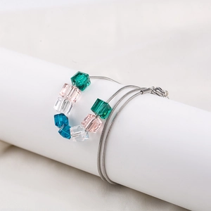 Collier en acier titane minimaliste avec cubes de cristal colorés et chaîne serpent argent