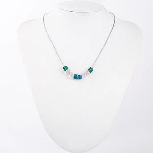 Collier chaîne serpent en acier titane avec six cubes de cristal colorés style bonbon