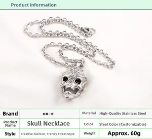 Détail du pendentif tête de mort en acier inoxydable montrant le poids et la texture