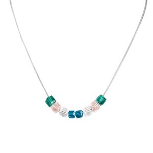 Collier en acier titane avec sept cristaux cubiques colorés sur une chaîne serpent