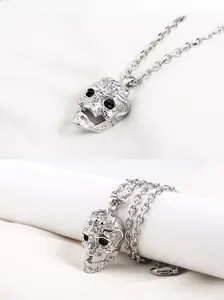 Détail du collier tête de mort gothique argentée avec yeux en pierre noire et grosse chaîne