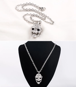 Détail du pendentif crâne punk rock en argent vintage avec une chaîne texturée