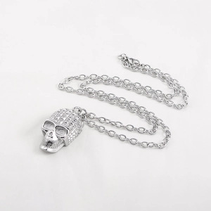 Collana con ciondolo a teschio argento stile punk in acciaio inox con texture metallica