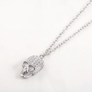 Collana con pendente a teschio punk in acciaio inossidabile e dettagli con borchie d'argento