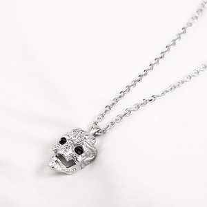 Collier avec pendentif crâne argenté et pierres noires sur chaîne en O pour homme