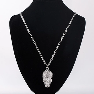 Collana con ciondolo a teschio d'argento stile punk con borchie su manichino nero