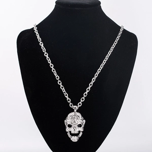 Collier punk gothique avec pendentif crâne pour homme sur un présentoir en velours noir