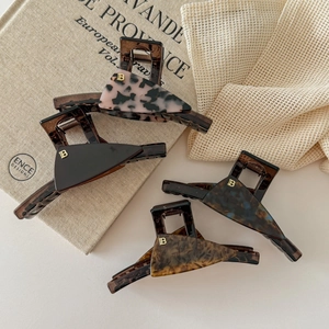 French Style Acetate Hair Claw Clip Triangle Shark Clip With Gold Letter B Logo Tortoiseshell Marble Hair Accessories For Women