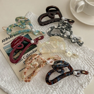Elegant heart-shaped hair claw clips set with pearls in multiple colors and patterns