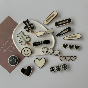 Pinces à Cheveux Minimalistes Contraste Noir et Blanc Alliage Résine Visage Souriant Cœur Ours Nœud Pinces pour Femmes Filles Accessoires de Cheveux