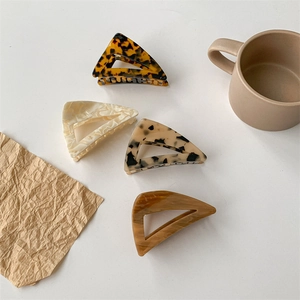 Set di quattro fermagli per capelli triangolari in acetato con motivi leopardati e marmorei