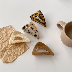 Mollette per capelli triangolari in acetato in quattro eleganti motivi marmo e tartarugati